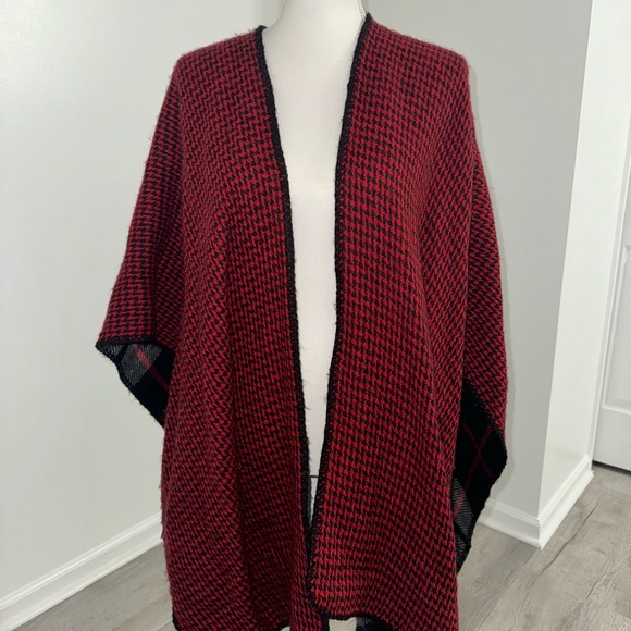 Woolrich Blanket Shawl Poncho Cape Wrap Reversible Fleece Plaid Red and Black‎ - Picture 3 of 5